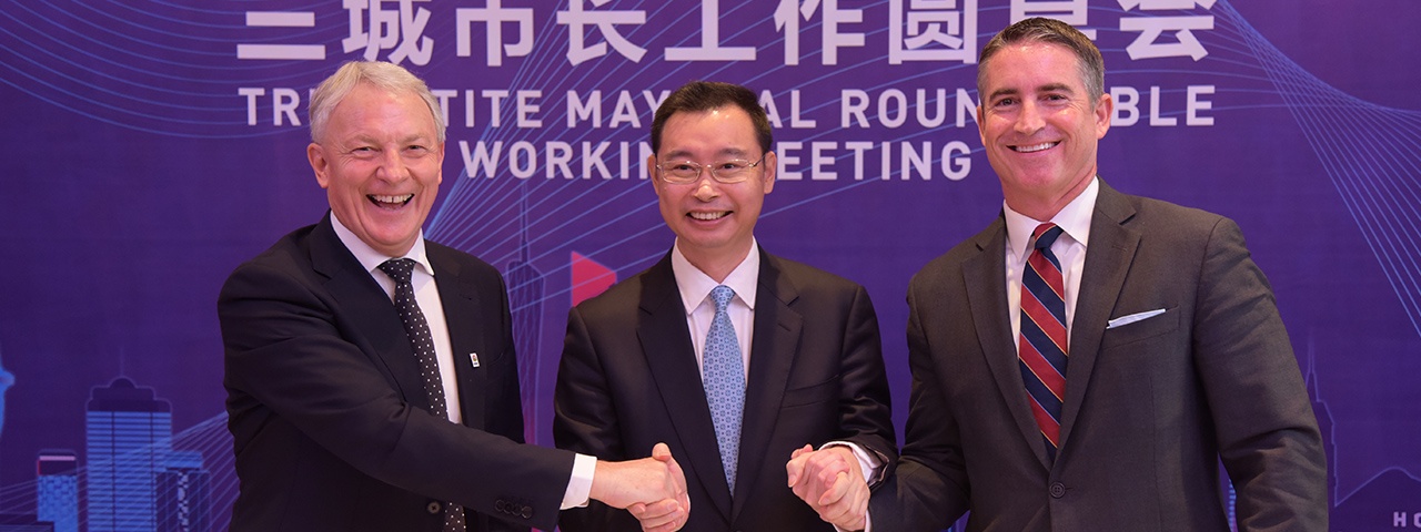 The three mayors of Auckland, Guangzhou and Los Angeles shake hands at a previous Tripartite Summit